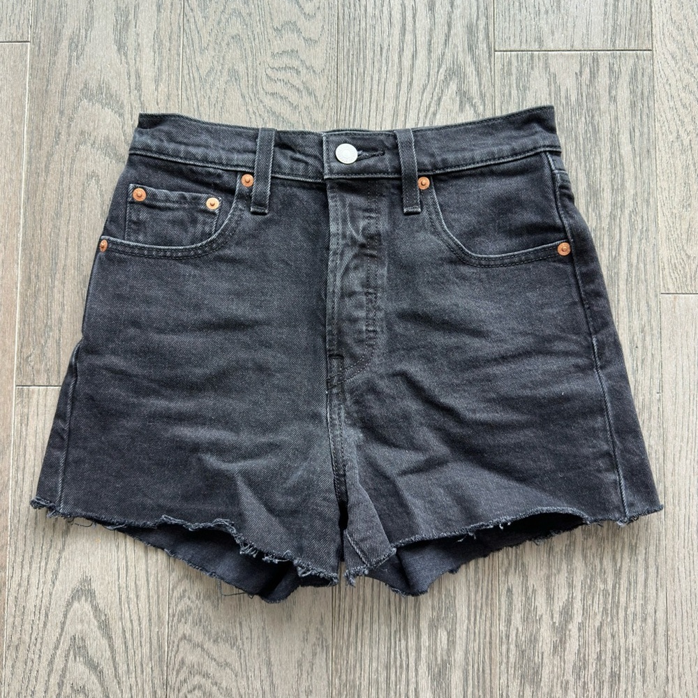 Levi’s Ribcage Shorts - Picture 1 of 3